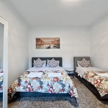 Downtown Railway Station Μέστρε