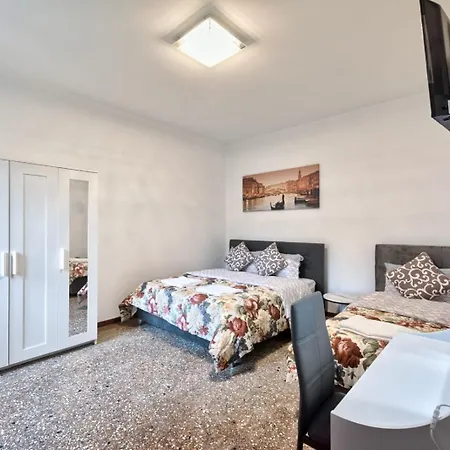 Downtown Railway Station * Μέστρε